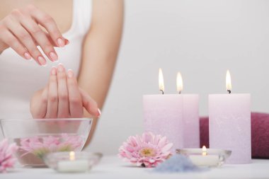 spa manikür ve eller. güzel kadın eller yukarı