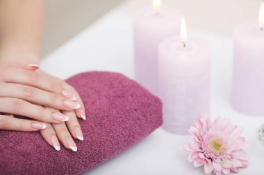 spa manikür ve eller. güzel kadın eller yukarı
