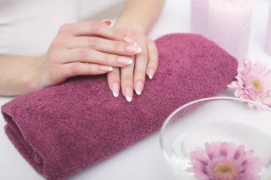 Manikür gül çiçek ile Fransız. Spa