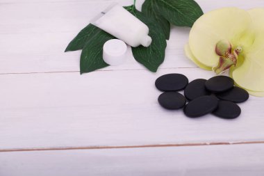 Spa beyaz orkide masaj taşlarla