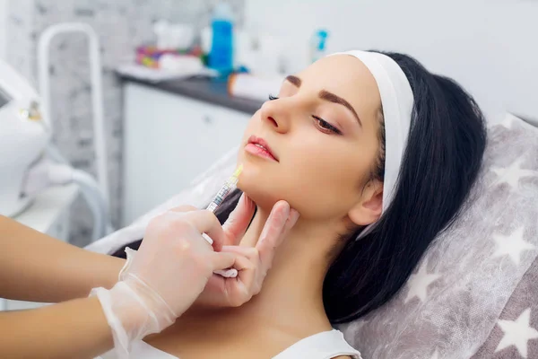 Una mujer hermosa recibe inyecciones. Cosmetología. Cara de belleza — Foto de Stock
