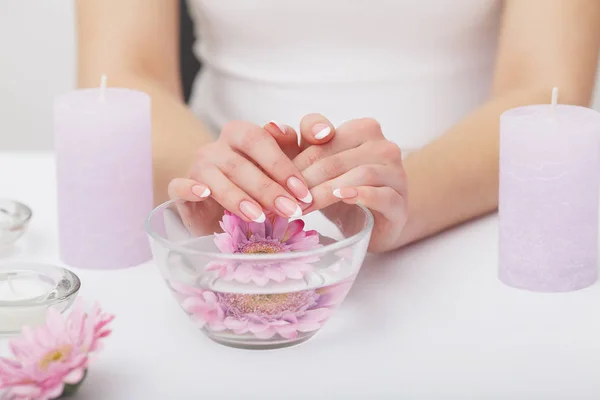 Vrouw handen met prachtige Franse manicure nagels — Stockfoto