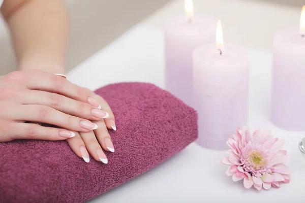 French manicure met roze bloemen. Spa — Stockfoto