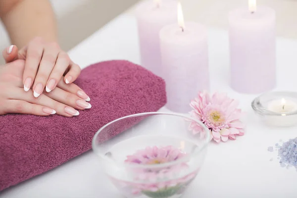 Manos de mujer con hermosas uñas de manicura francesas —  Fotos de Stock