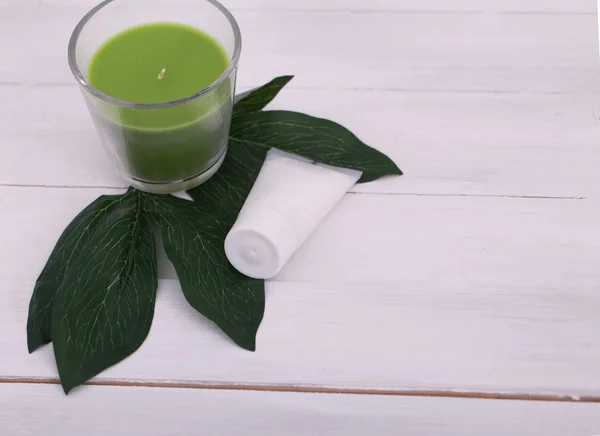 Spa naturaleza muerta con velas aromáticas, flores de orquídea y piedras — Foto de Stock