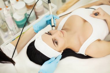 Kadın profesyonel fırça kozmetik peeling alma