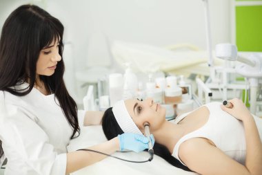 Yakın çekim top-görünümü yan görünümü olan bir çekici bir genç kadın portresi