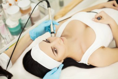 Kadın profesyonel fırça kozmetik peeling alma