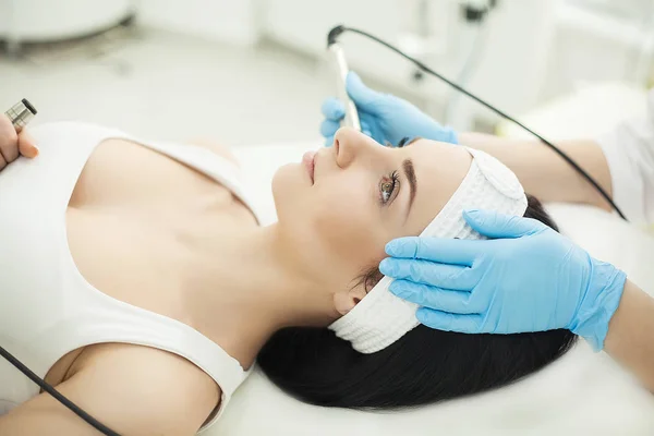 Limpieza facial ultrasónica, descamación, en un salón de belleza —  Fotos de Stock