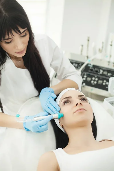 Mulher recebendo descascamento escova profissional na cosmetologia de — Fotografia de Stock