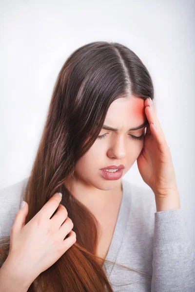 Hoofdpijn pijn. Mooie vrouw met pijnlijke Migraine. Gezondheid — Stockfoto