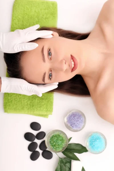 Gyönyörű fiatal nő kapott arc masszázs spa szalon — Stock Fotó