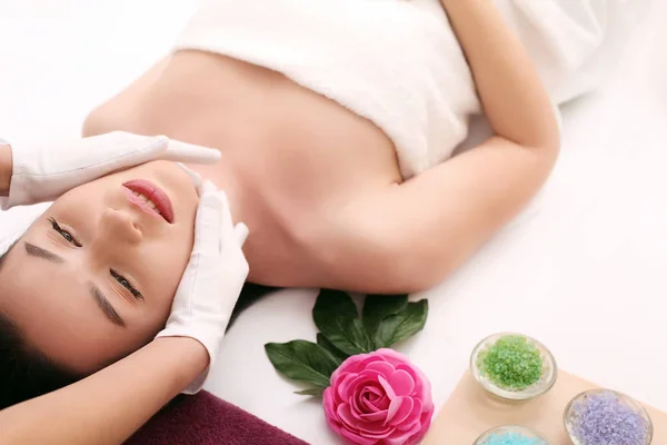 Красива молода жінка отримує масаж обличчя в спа-салоні — стокове фото