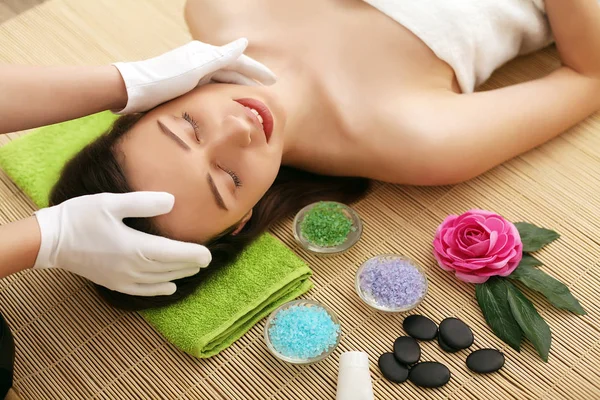 Cute relaxed young woman laying in spa salon with closed eyes — Stock Photo, Image