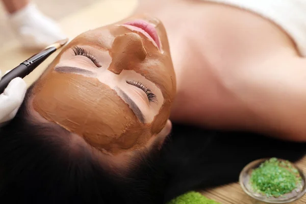 Cosmetology spa facial. Beautiful brunette in a spa salon — Stock Photo, Image