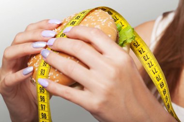 Zararlı gıda. Kötü amaçlı gıda ve spor tercihi. Güzel