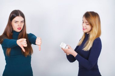 Sigarayı bırakmak. Sigara ikiye kırmanın güzel kadın