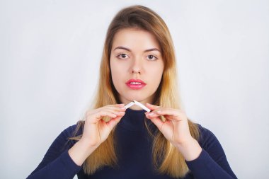 Kadın el gösteren kırık sigara. Sağlıksız yaşam tarzı