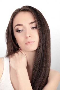 gri bir adam üzerinde güçlü bir baş ağrısı ile güzel kız