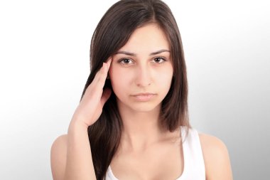 gri bir adam üzerinde güçlü bir baş ağrısı ile güzel kız