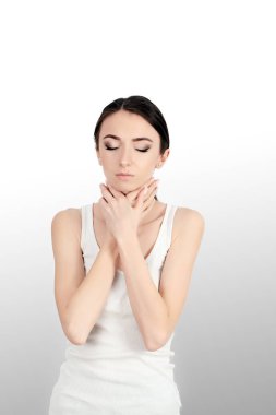 Hasta, baş ağrısı, acı vücut ağrısı olan güzel kadın