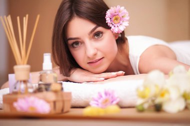 masör masaj spa salonda kadın arkasında yapıyor.