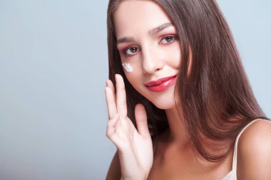 Cilt Bakımı. Güzellik kadın kozmetik krem yüz yüzü. App