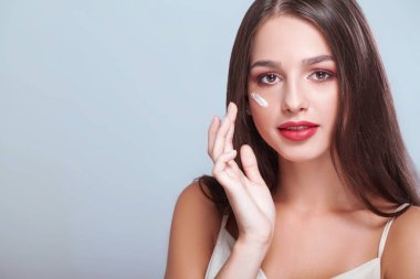 Güzellik Cilt Bakımı. Doğal makyaj krem uygulamak olan kadın