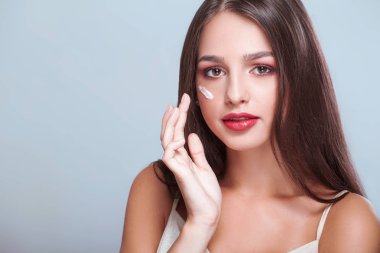 Güzellik Cilt Bakımı. Güzel kadın kozmetik yüz kremi uygulama