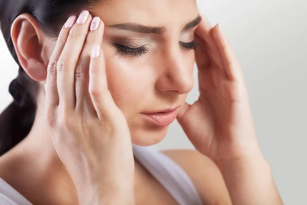 Голова и стресс. Молодая женщина, ощущающая сильную головную боль — стоковое фото