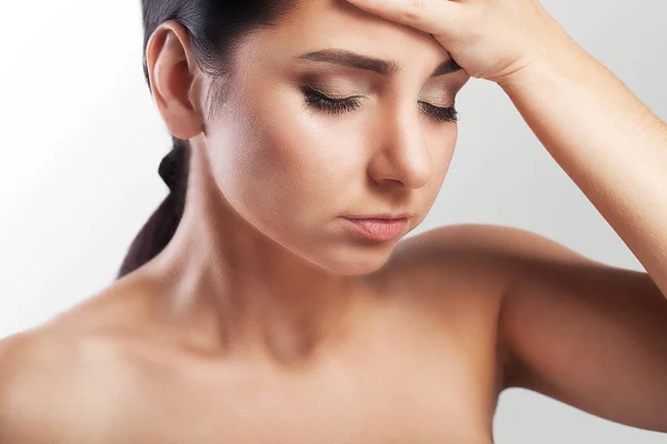 Porträt einer schönen jungen Brünette mit nackten Schultern, — Stockfoto