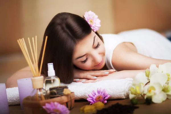 Tratamientos de belleza. Spa y relajación. Descanse en la mesa de masaje después del masaje. Aceite de aroma. Hermosa, piel bien arreglada. El concepto de belleza y salud . —  Fotos de Stock