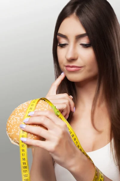 Вредная пища. Молодая девушка борется с избыточным весом — стоковое фото