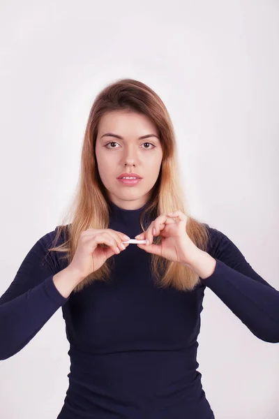 美丽的女人抱着折断了的香烟。戒烟 — 图库照片