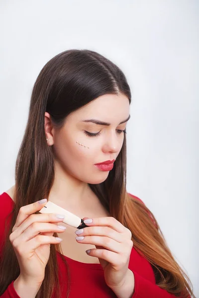 Frau mit gesundem Gesicht unter den Augen eincremen — Stockfoto