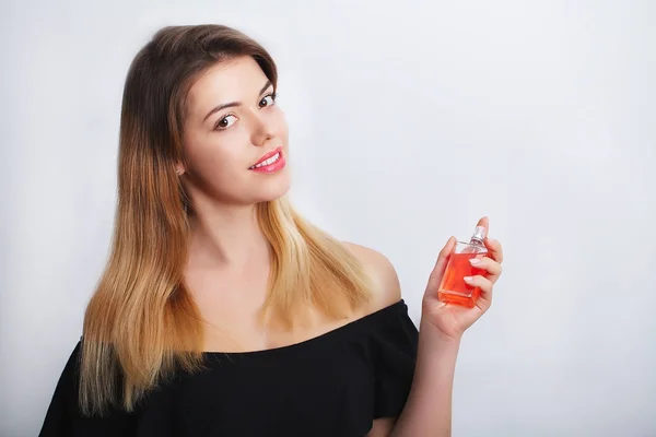 Mujer joven aplicando perfume en su cuello espacio para texto — Foto de Stock