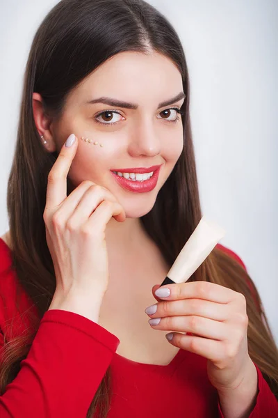 Kobieta z twarzy zdrowy stosując kosmetyk krem pod oczy — Zdjęcie stockowe