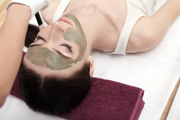 Spa i masaż > Spa terapii dla młoda kobieta o twarzy maska — Zdjęcie stockowe