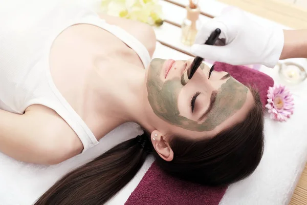 Terapia de spa para mulher jovem com máscara facial — Fotografia de Stock