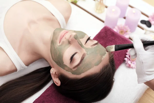 Spa e massagem > Terapia de spa para mulher jovem com máscara facial — Fotografia de Stock