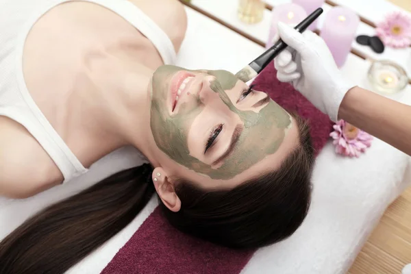 Dziewczyna z twarzy maskę, leżącego w centrum spa zdrowia urody — Zdjęcie stockowe