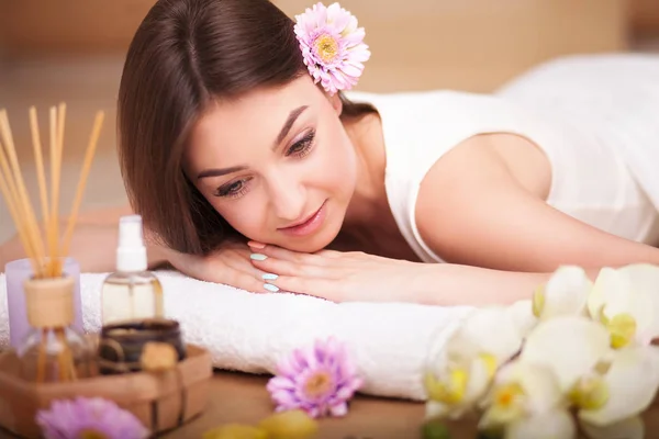 Masseur macht Massage auf dem Rücken der Frau im Wellness-Salon. — Stockfoto