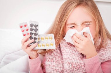 Soğuk algınlığı ve grip. Elleri hap bir kızla