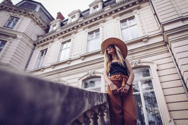 Gürültü. Vintage tarzı. Zarif kadın seyahat Olimpiyat Caddesi üzerinde