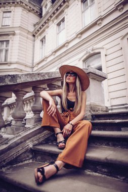 Gürültü. Vintage tarzı. Elbise sı güzellik şık genç kadında