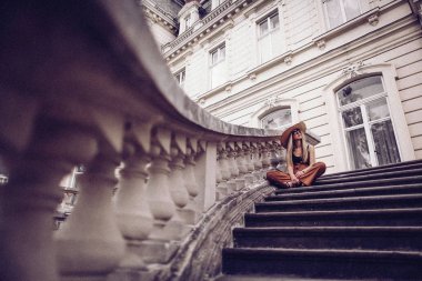 Gürültü. Vintage tarzı. Elbise sı güzellik şık genç kadında