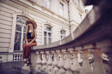 Gürültü. Vintage tarzı. Çekici Gezgin dar st üzerinde yürüyor