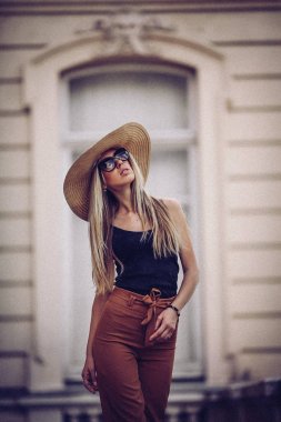 Gürültü. Vintage tarzı. Çekici Gezgin dar st üzerinde yürüyor