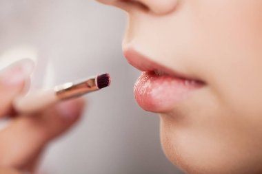 Sahne arkası sahne: profesyonel makyöz makyaj yo yapmak için
