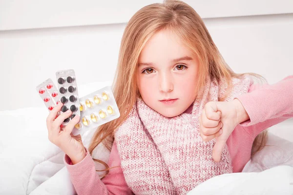 Rhume et grippe. Une fille avec des pilules dans les mains — Photo